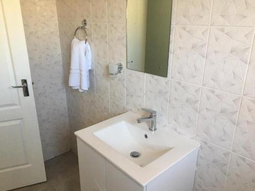斯普林博克Home Sweet Home的浴室设有白色水槽和镜子