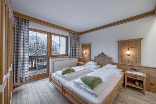 海特尔旺湖畔渔夫酒店的一间卧室设有一张大床和一个大窗户