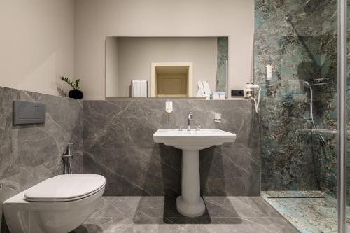 利沃夫Maestral的浴室配有卫生间、盥洗盆和淋浴。