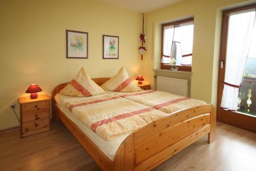 博登迈斯FW Zum Königshang的一间卧室设有木床和2个窗户。