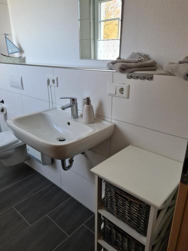 施马伦贝格Ferienwohnung Hennemann的白色的浴室设有水槽和镜子