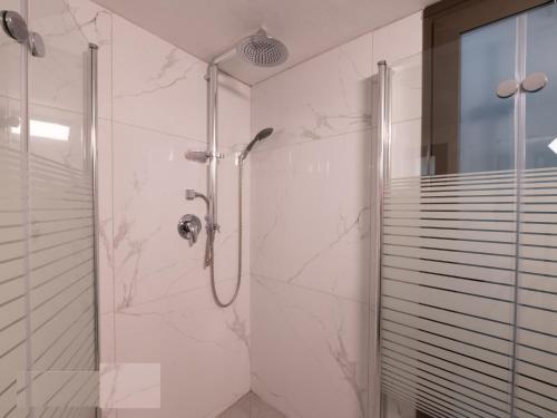 ‘Isfiyāנופש אזאר-וילה的带淋浴的浴室和玻璃门