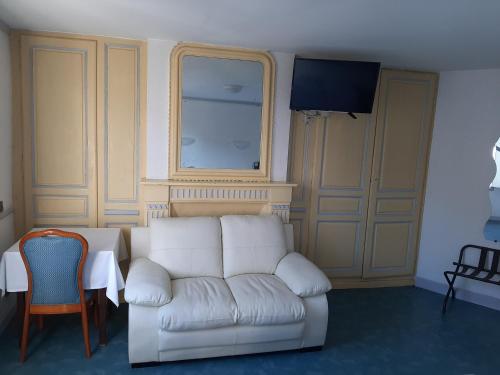 里摩日Hôtel Les Beaux Arts- Limoges Hypercentre的客厅配有白色的沙发和桌子