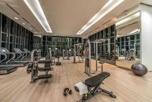 吉隆坡吉隆坡雅诗阁中心酒店的健身房设有数台跑步机和有氧运动器材