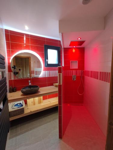 AnouldNature Cottage Vosges的红色的浴室设有水槽和镜子