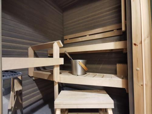 罗瓦涅米Rovaniemi Cityhome Laura的一个带木制架子和桶的桑拿浴室