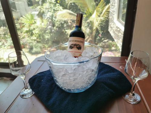 巴克里索莫雷诺港拉卡萨德弥苏酒店的一瓶酒,装在一桶冰上,配上两杯