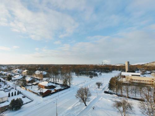 基维厄利Kotkapesa Apartment的雪中小镇的空中景色