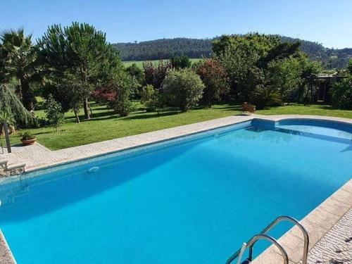 波瓦-迪瓦尔津Villa Casa Brandao的院子里的大型蓝色游泳池