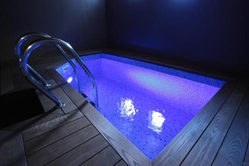 库尔迪加杰卡巴森塔酒店的游泳池,室内灯光紫色