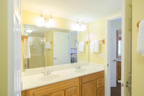 彭萨科拉海滩Soundside Holiday Beach Resort的一间带两个盥洗盆和大镜子的浴室