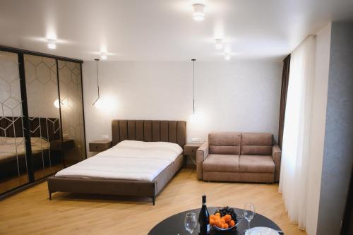 赫梅利尼茨基Сучасний Люкс的一间卧室配有一张床、一把椅子和一张桌子