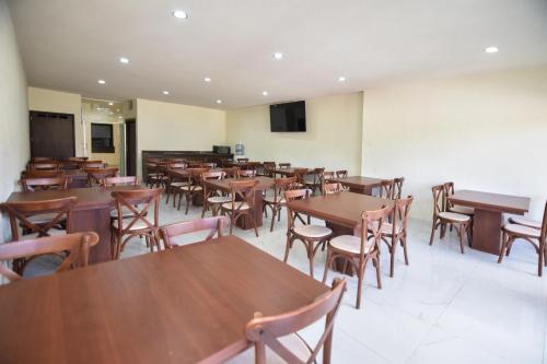 多洛雷斯-伊达尔戈HOTEL MI HERMOSO DOLORES的用餐室配有木桌和椅子