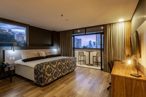 奥萨斯库URBAN by UNU Osasco Hotel的酒店客房 - 带一张床,享有城市美景