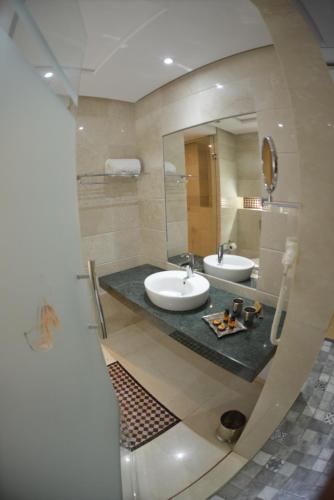 拉巴特Aralia Boutique Hôtel的浴室设有2个水槽和镜子