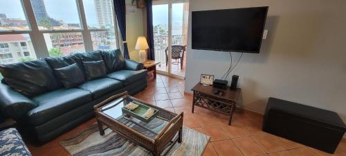 南帕诸岛Great Family Condo with EZ Beach Access & SpaceX view Gulfview II #604的带沙发和平面电视的客厅