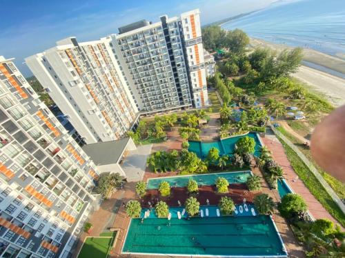 关丹MrK Penthouse at Timurbay的享有带游泳池的大型公寓大楼的空中景致