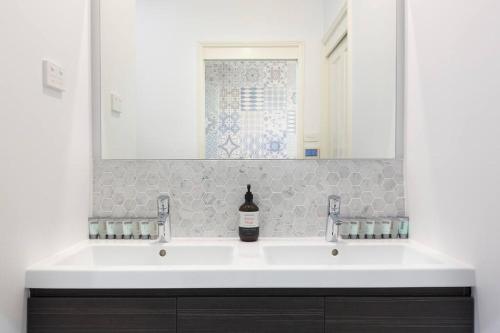 蒙恩维优The MOST alluring getaway in Hunter Valley的浴室设有白色水槽和镜子