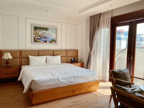河内Libra Hotel Residence的一间卧室配有一张床、一张书桌和一个窗户。