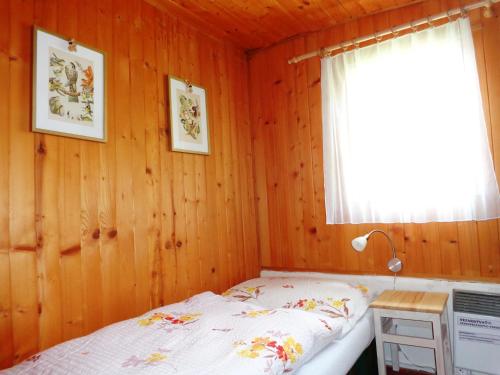 多纳瓦利Donovaly 15的一间小卧室,配有床和窗户