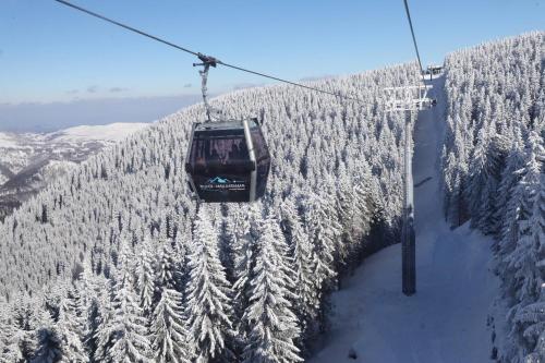 布尔泽策FOKA SPA APARTMANI 30 m from Junior的滑雪缆车,飞越雪覆盖的山