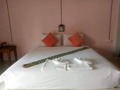 甲米镇The Guest Hotel Krabi的一张白色的床,上面有两条白色毛巾