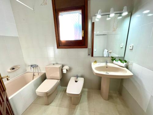 霍斯皮塔勒·德尔英福Arenda Pino Alto PLAYA2的白色的浴室设有水槽、卫生间和浴缸。