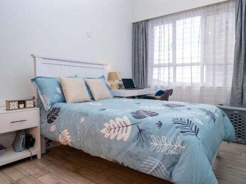 内罗毕Nyumba Nzuri 2 bedroom apartment central of NBO的一间卧室配有一张带蓝色棉被的床