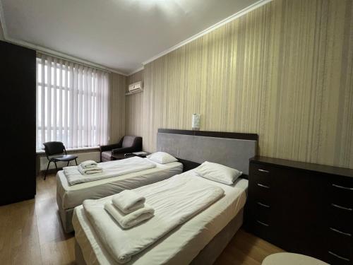基辅The apartments的酒店客房,配有两张床和椅子