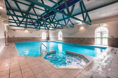 苏格兰角达灵顿A1苏格兰角假日酒店的大楼里一个蓝色的大泳池