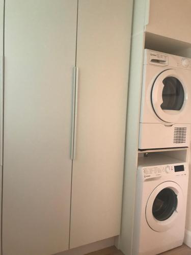 恩尼斯科西Central town location apartment的白色的橱柜、洗衣机和洗衣机