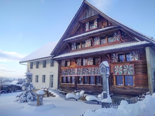 迈斯特施万登Keiser`s Kammer的一座大木结构建筑,地面上积雪