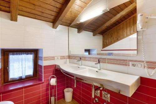 Chalet Meridiana Appartamento 9的一间浴室