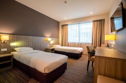 贝灵恩梅佐商务酒店的酒店客房配有两张床和一张书桌