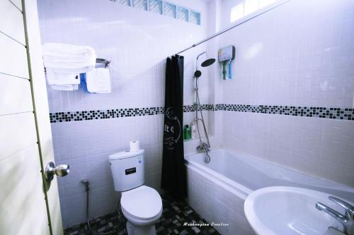 湄宏颂Ho Kho Coffee and Cottages的白色的浴室设有卫生间和水槽。