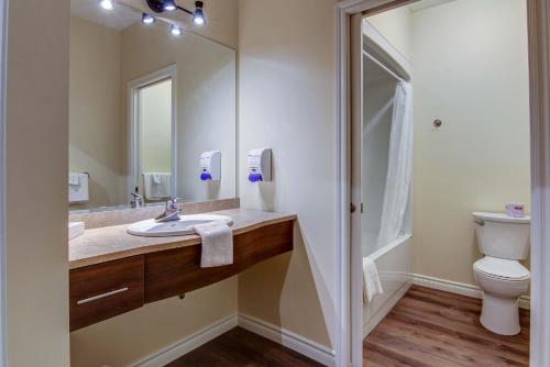 罗贝瓦勒罗伯瓦尔汽车旅馆的一间带水槽和卫生间的浴室