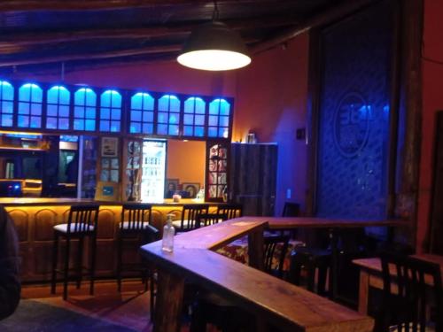 伊瓜苏港Sweet Guest House的酒吧配有木桌和椅子