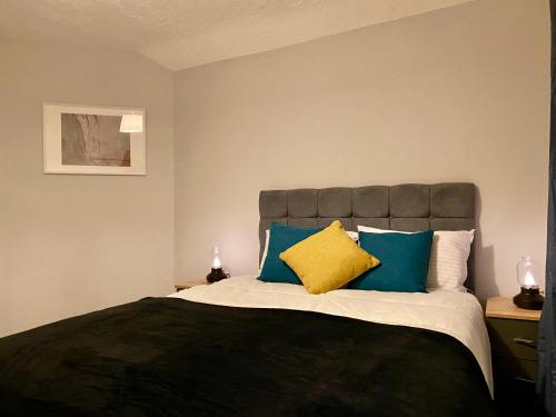✪ Spacious Luxury 2-bed w/ parking & garden客房内的一张或多张床位