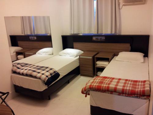 圣保罗盖亚情趣酒店（仅限成人）的一间卧室设有两张床和窗户。