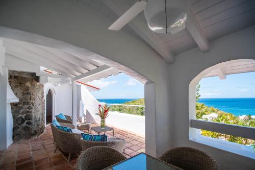 格罗斯岛温德亚马尔登陆海滩别墅度假村的海景用餐室
