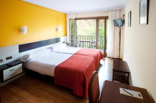 埃特克萨拉尔文塔德埃萨拉尔酒店的酒店客房设有一张大床和一个阳台。