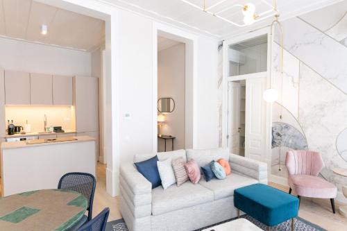 里斯本The Lift Apartments by RIDAN Hotels的客厅配有沙发和桌子