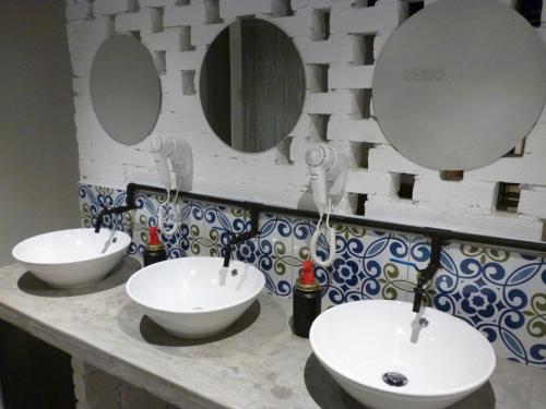 马六甲Ola Hostel的浴室设有2个水槽和2面镜子