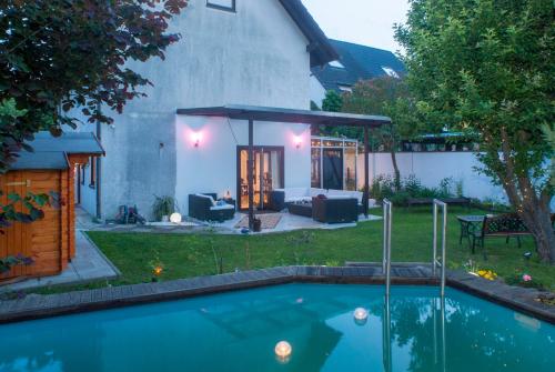 柏林Berlin entspannt geniessen的后院,在庭院里设有游泳池