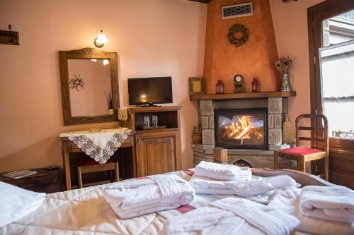 埃拉蒂特里卡隆阿肯提克兹波尼酒店的一间卧室配有一张床、一个壁炉和一个镜子