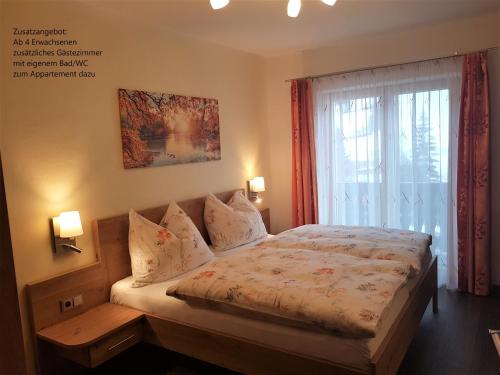 RantenHaus Speck`n的一间卧室设有一张床和一个窗口