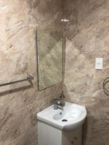 拉塞雷纳Hostal Luna del Mar 840-B的一间带水槽和镜子的浴室