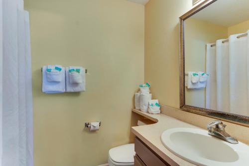 金斯兰Mariners Suites - Kingsland的一间带水槽、卫生间和镜子的浴室