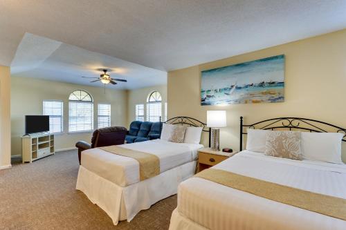 金斯兰Mariners Suites - Kingsland的酒店客房设有两张床和电视。