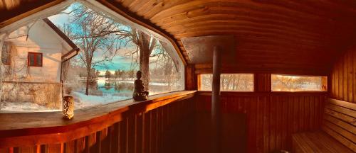 StjärnsundRomantic Spa Villa with Fireplace by the lake的一间位于木屋内且带大窗户的客房